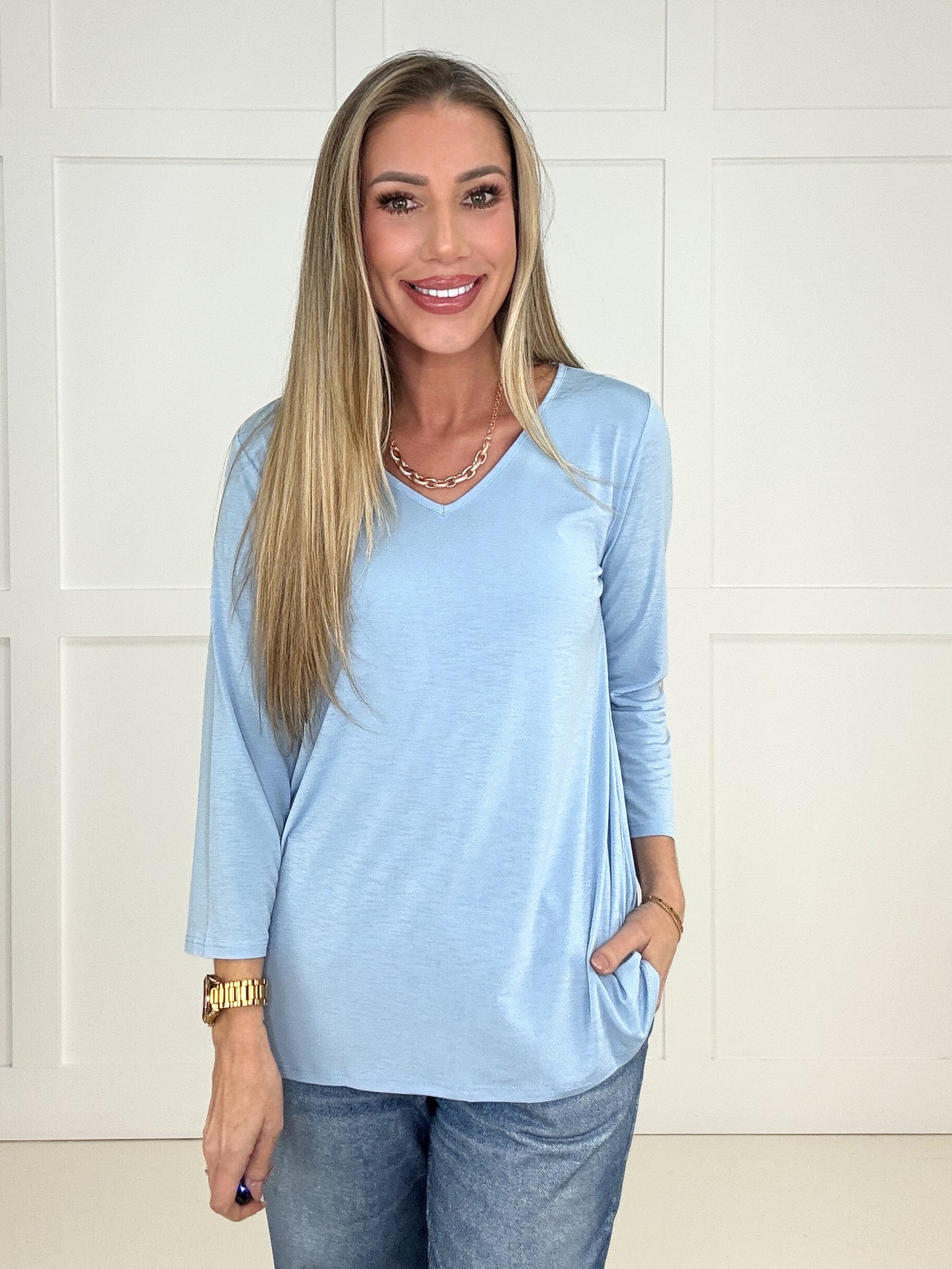 Dear Scarlett Basic V-Neck Top-100 Short Sleeves- Simply Simpson's Boutique is a Women's Online Fashion Boutique Located in Jupiter, Florida