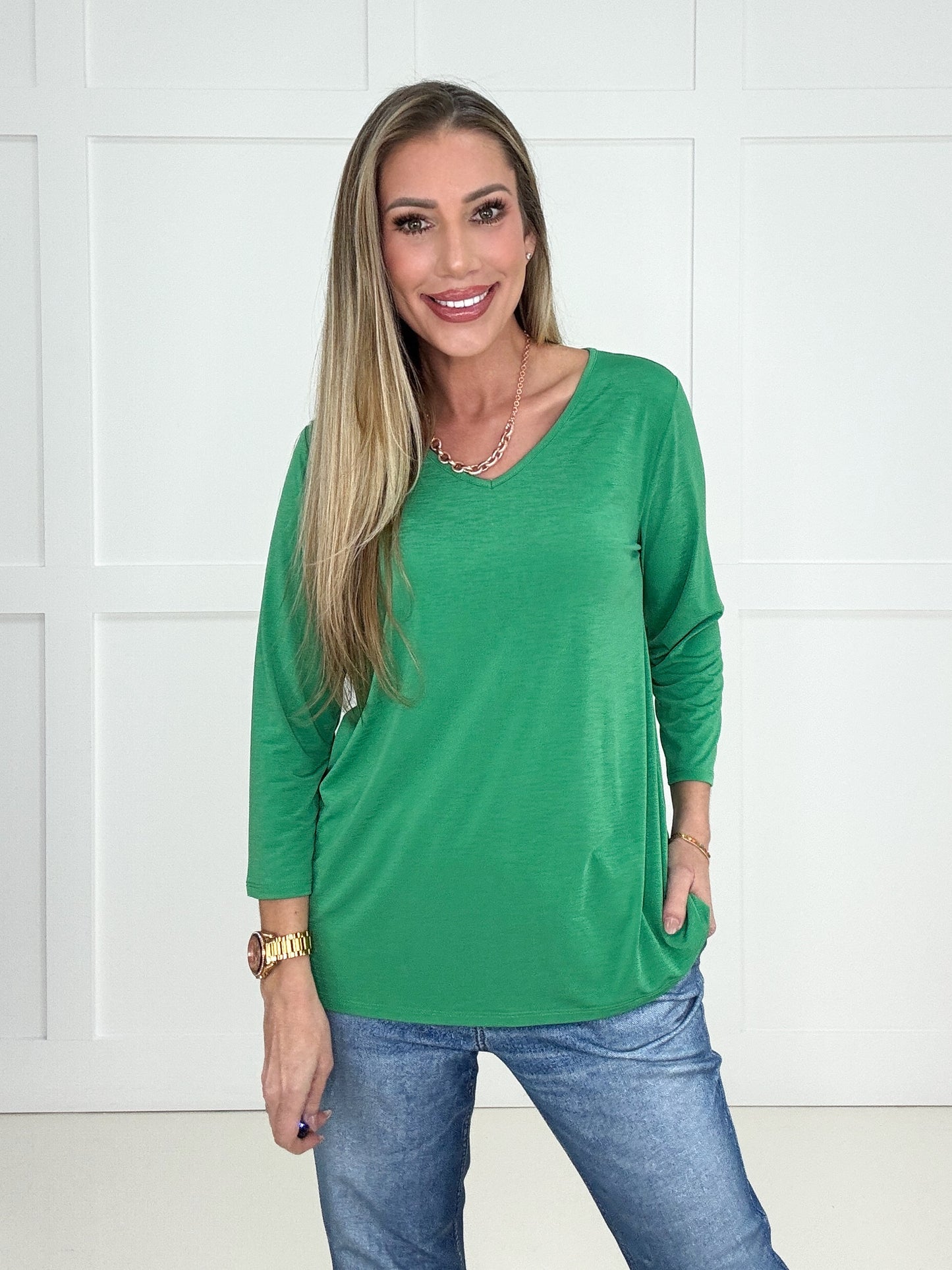 Dear Scarlett Basic V-Neck Top-100 Short Sleeves- Simply Simpson's Boutique is a Women's Online Fashion Boutique Located in Jupiter, Florida