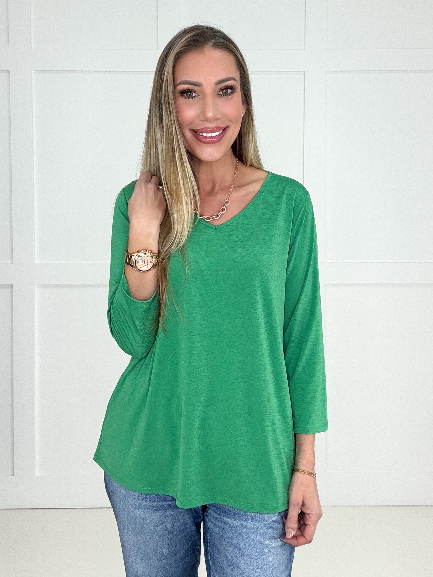 Dear Scarlett Basic V-Neck Top-100 Short Sleeves- Simply Simpson's Boutique is a Women's Online Fashion Boutique Located in Jupiter, Florida