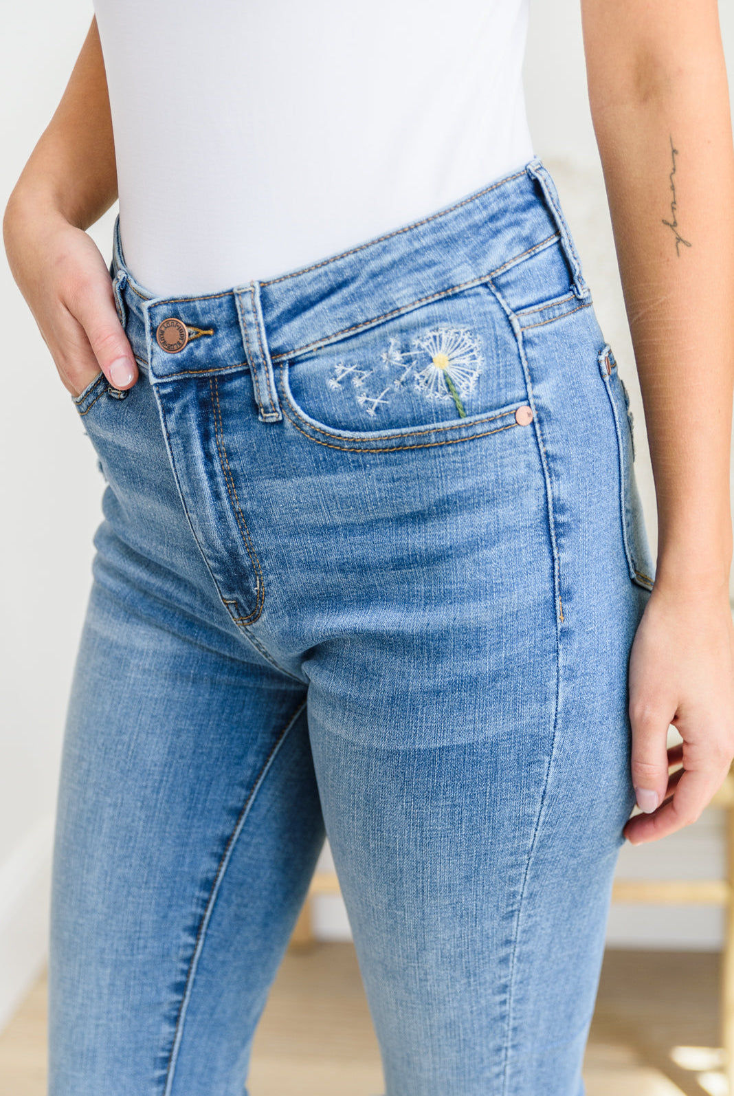 Hi-waisted Dandelion Embroidery Skinny-Jeans- Simply Simpson's Boutique is a Women's Online Fashion Boutique Located in Jupiter, Florida