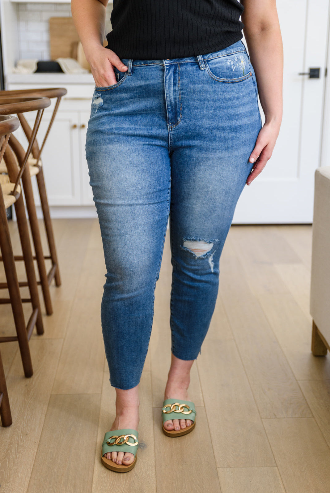 Hi-waisted Dandelion Embroidery Skinny-Jeans- Simply Simpson's Boutique is a Women's Online Fashion Boutique Located in Jupiter, Florida